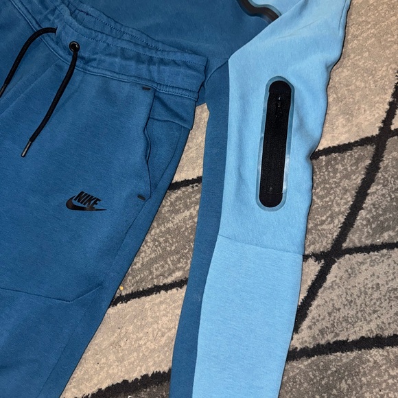 Nike Tech Fleece Kids - Picture 2 of 8